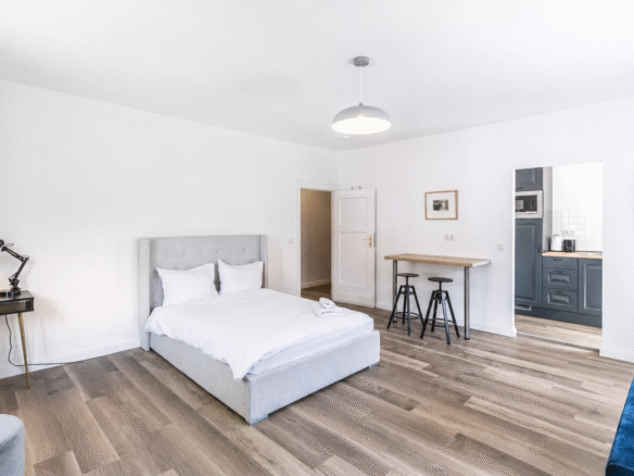 Studio Contemporain Lumineux – Design Épuré & Confort