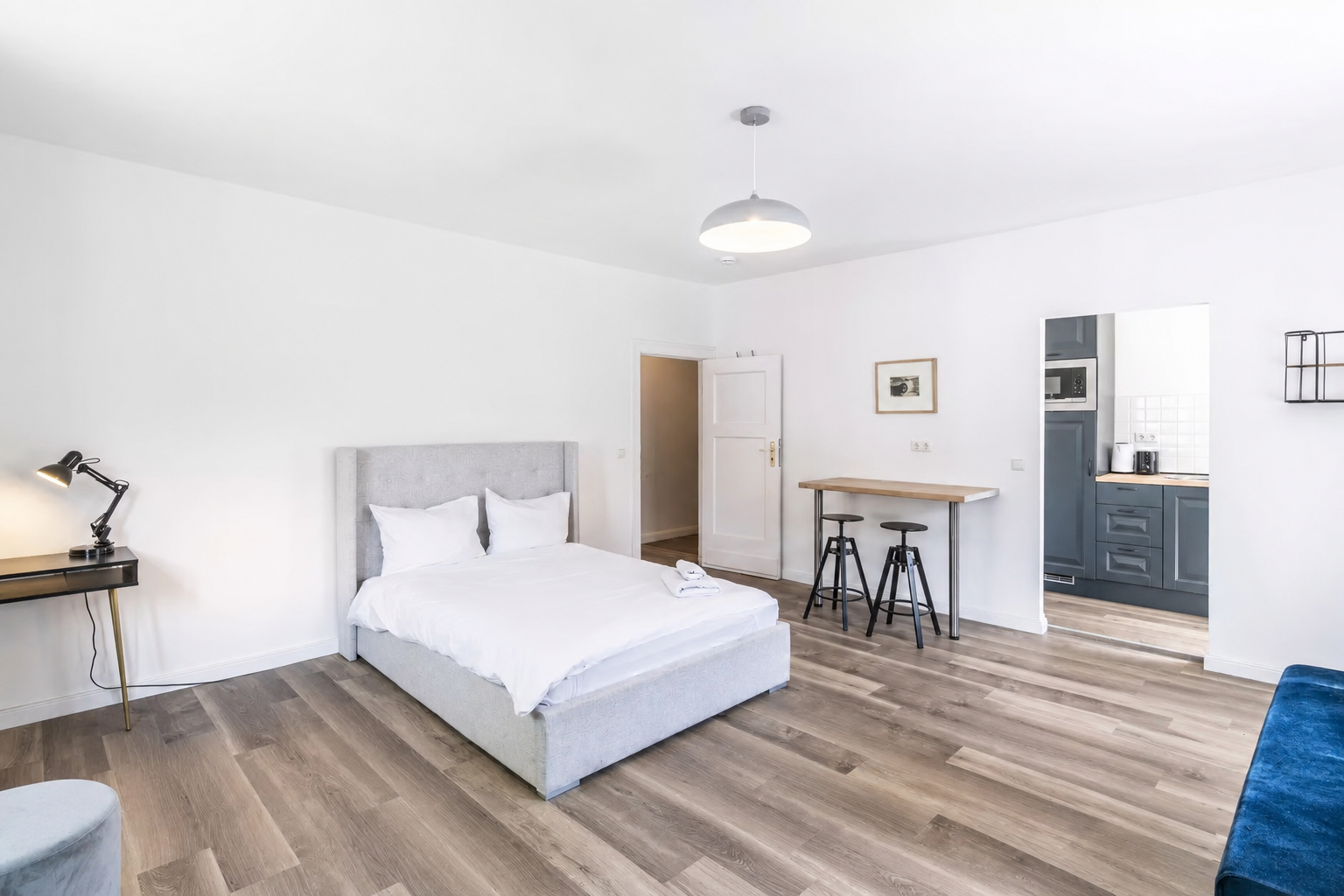 Studio Contemporain Lumineux – Design Épuré & Confort